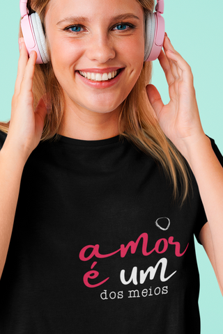 Camiseta O Amor é um dos Meios "Minimalista"